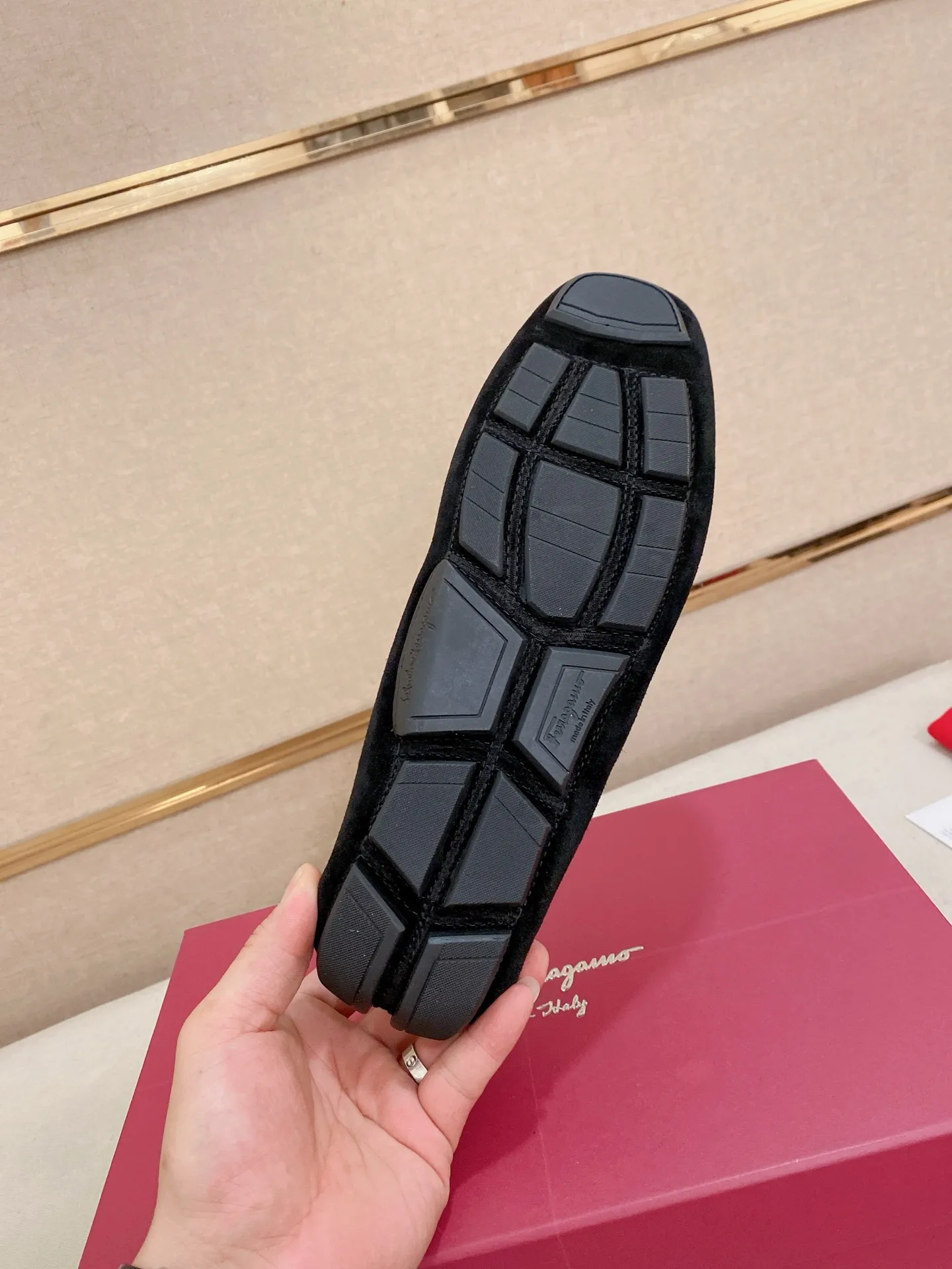 Men's shoes💰: 540💰High-end quality! Ferragamo🆕🆕Exclusive hot-selling products in stock🔥🔥New products on the shelves, high-quality Ferragamo men's pea shoes, high-end casual driving shoes, with complete packaging! 💪 💪 Material: imported Oxford cowhide 🐂 + imported high-quality water-dyed cowhide lining + wear-resistant outsole 👍🏻👍🏻 Features: high-end and comfortable, purely handmade 🚀 🚀 Create the perfect shoes that suit you best 🔥 🔥 Size: (38-44) 45 standard size can be customized!